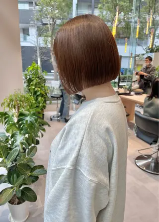 ショート カラー ミオ💎ショート 透ける暗髪のヘアスタイル