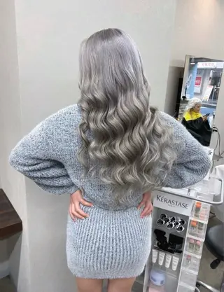 ロング かのブリーチカラー 🎧⛓️🩶のヘアスタイル