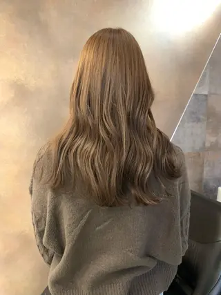 ロング カラー SAKINO． ベージュカラーのヘアスタイル