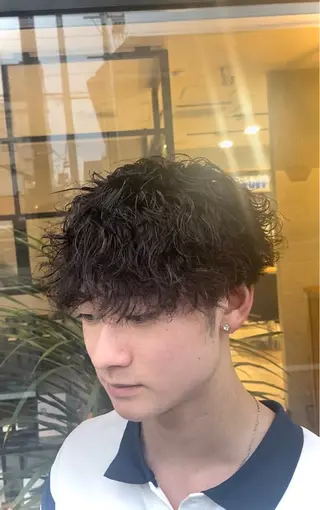 ショート パーマ 新妻 宥人のヘアスタイル