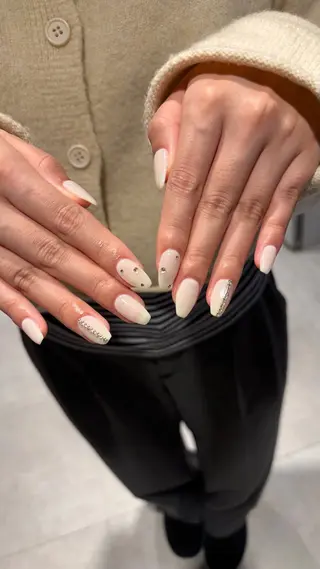 ネイル 𝑟𝑖𝑠𝑎 🕯‎🤍のネイルデザイン