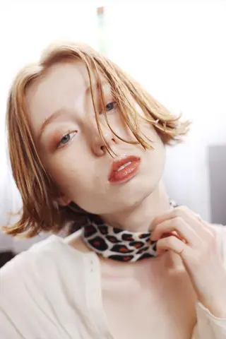 ミディアム 岩渕 由里香のヘアスタイル