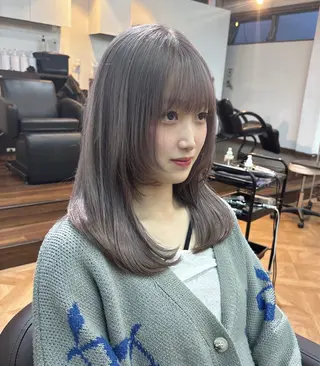 セミロング カラー 透明感ブラウン｜ レイヤー｜小寺 葵のヘアスタイル