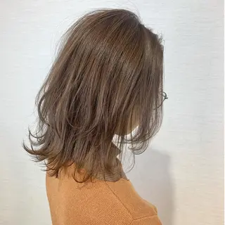 セミロング ブリーチカラー💛 石川慧南のヘアスタイル