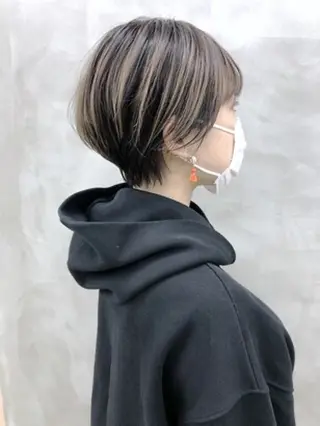 ショート レイヤー 艶々カラーのヘアスタイル