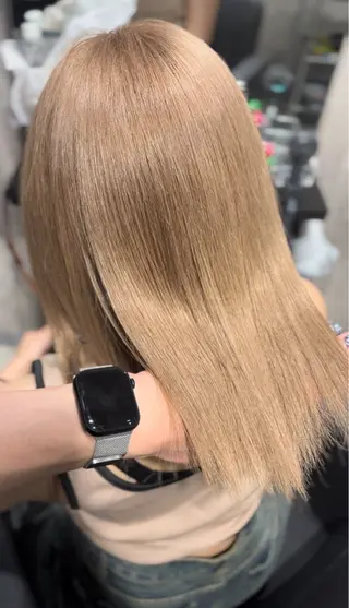 ミディアム カラー _WHITE / KENTOのヘアスタイル