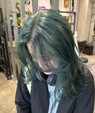 セミロング カラー サキ🤍ハイトーン 🩰くびれ巻きヘアのヘアスタイル