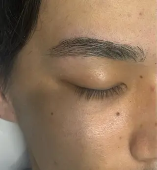 アイブロウ 佐藤 莉子のヘアスタイル