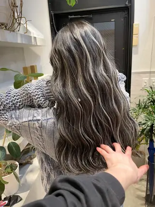 ロング 白いハイライト🤍 タナカリョウスケのヘアスタイル