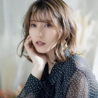 ミディアム カラー ヤナ マネージャーのヘアスタイル