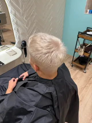 カラー メンズ 石川 夢乃のヘアスタイル