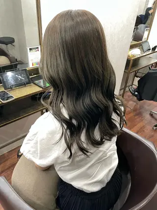 セミロング カラー 井本翔太.髪質改善. ベージュ.グレージュのヘアスタイル
