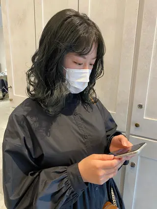 セミロング カラー DEAN ISLA 大人レイヤーカットのヘアスタイル