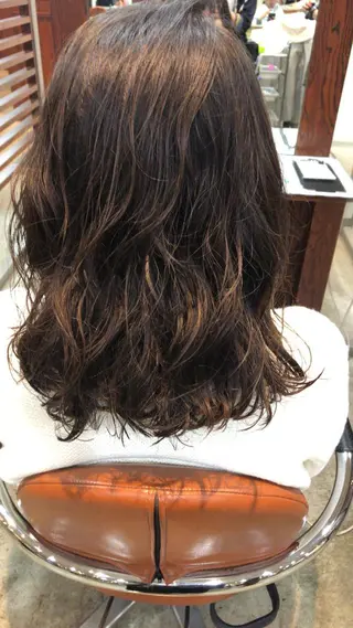 セミロング パーマ 品田 真里のヘアスタイル
