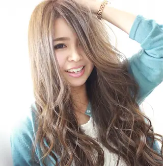 ロング 伊藤 裕貴のヘアスタイル