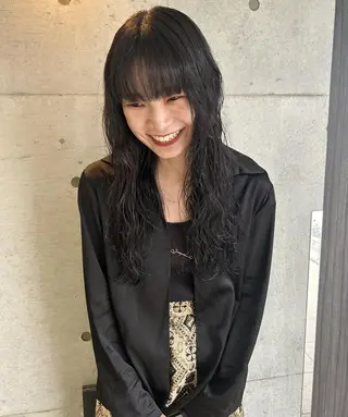 カラー ロング qiie リタッチ 黒染め　ワンカラーのヘアスタイル