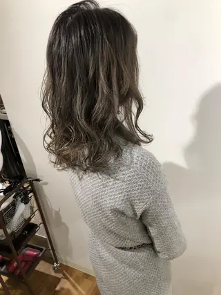 ミディアム カラー ブリーチ特化 梅田本多翔のヘアスタイル