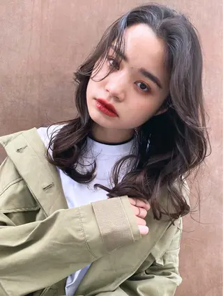 ロング カラー 岡野 静華のヘアスタイル