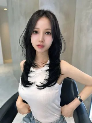 ロング カラー レイヤーカット 透明感カラーのヘアスタイル