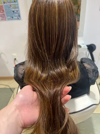 カラー momb 折戸結菜のヘアスタイル