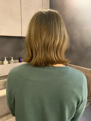 ミディアム カラー SAKINO． ベージュカラーのヘアスタイル