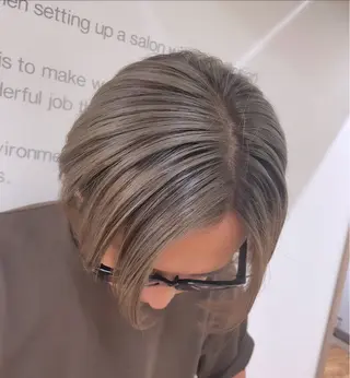 ショート カラー ブリーチ👩🦳/ ✂︎MANAMIのヘアスタイル