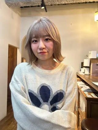 ショート nacoハイトーン ベージュ🤍のヘアスタイル