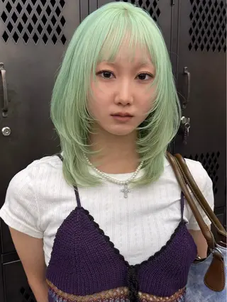 セミロング カラー イツク ⚡️ ルーツ/ハイトーンのヘアスタイル
