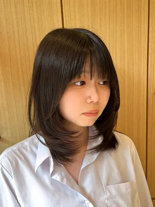 ミディアム issy/ハイライト ハイトーン／レイヤーのヘアスタイル