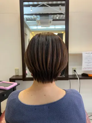 ショート カラー 松山 優里のヘアスタイル