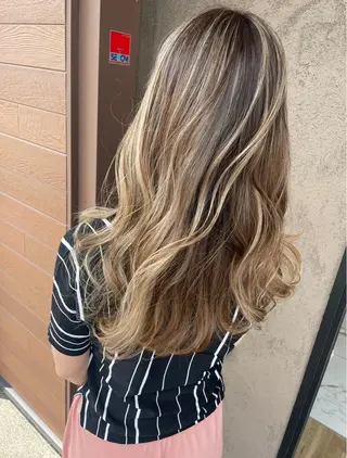カラー 岡村 真子のヘアスタイル