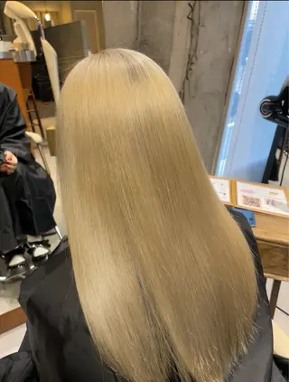 セミロング esse大阪茶屋町店所属・レイヤーカット 新井田陽寿のヘアスタイル