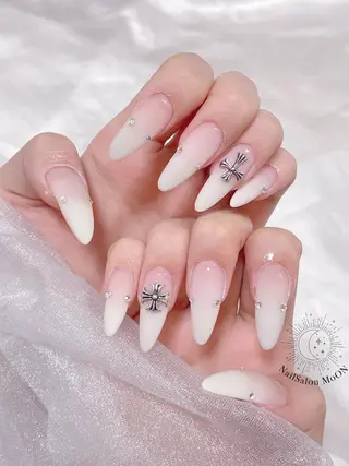 MoON...❤︎ MeGuのネイルデザイン
