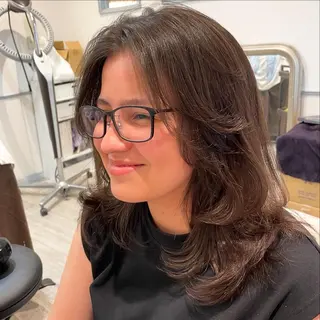 セミロング 立川・くびれミディ 旬なデザインカラーのヘアスタイル