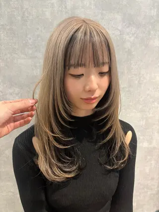 セミロング 🌐NATSUMI 🌐【寒色カラー】のヘアスタイル