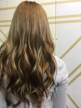 ロング カラー ヨシダ アズサのヘアスタイル