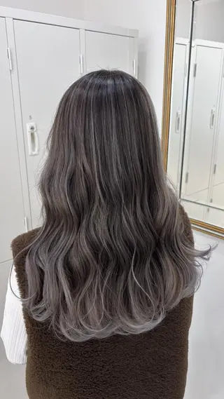 セミロング カラー 二上 怜のヘアスタイル