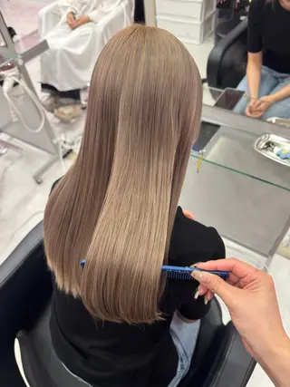 セミロング 𝐘𝐮𝐤𝐢 ベージュ系カラーのヘアスタイル