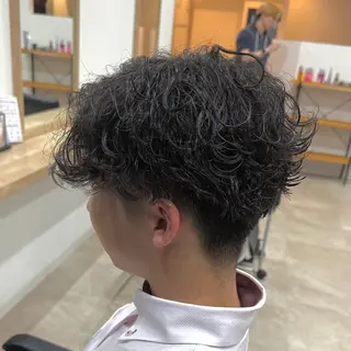 ミディアム パーマ メンズ 山中 翔平のヘアスタイル