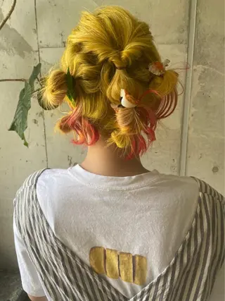ミディアム カラー ヘアアレンジ 派手髪デザインカラー ヒロカのヘアスタイル