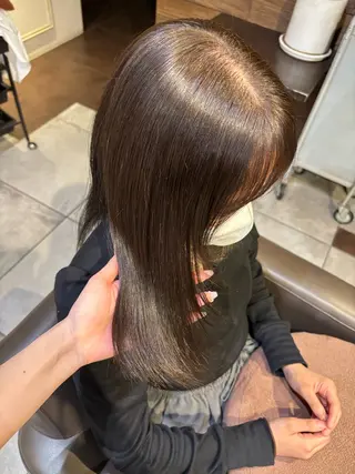 ミディアム ｶﾉ / 艶カラー/レイヤーのヘアスタイル