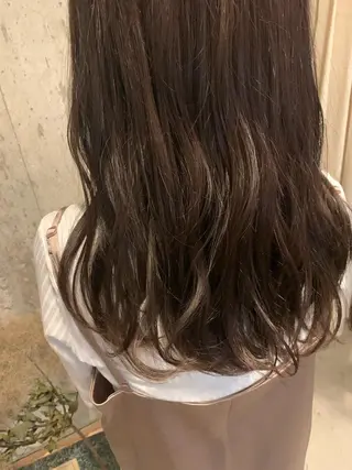 ロング ブリーチなしWカラー /地毛風/小林凪沙のヘアスタイル