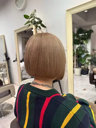 ショート レイヤー/顔まわり カット/地毛風カラーのヘアスタイル