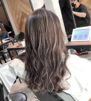 ロング カラー リサ tonieのヘアスタイル