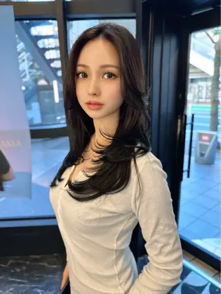セミロング カラー レイヤーカット 透明感カラーのヘアスタイル