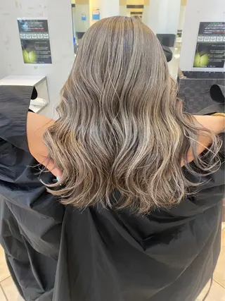 ミディアム 🩶相模大野透明感 カラーSAKURAのヘアスタイル