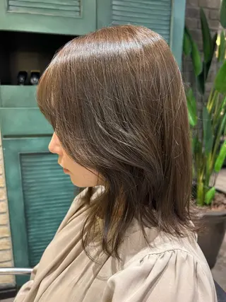 セミロング 曲がる縮毛 フェザー ニュアンス  佐々木のヘアスタイル