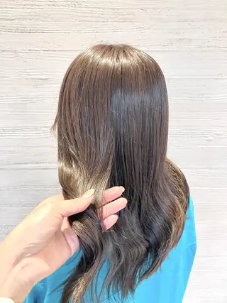 ミディアム カラー サキ🤍ハイトーン 🩰くびれ巻きヘアのヘアスタイル
