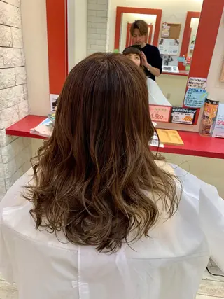 セミロング カラー ヘアアレンジ 今村公介 ブリーチ特化、派手髪のヘアスタイル