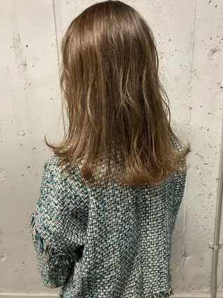 ミディアム カラー 顔まわりレイヤー デザインカットのヘアスタイル